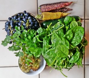 épinards, carottes et raisin