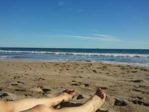 plage pieds jambes sable soleil ciel bleu
