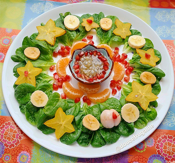 Mandala de fruits exotiques, carambole, grenade, mandarine, mangoustan, grenadille, mâche, salade