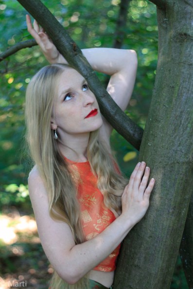 Femme frugivore crudivore forêt blonde arbre fille raw foodist woman vegan girl