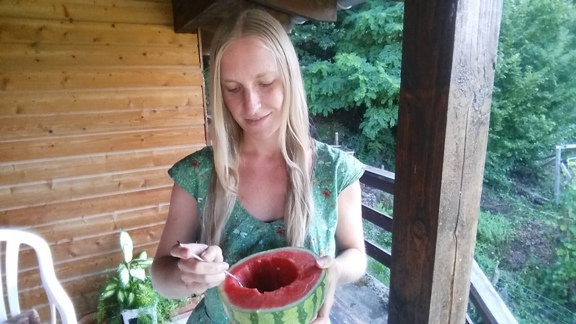 Douce Frugalité Femme Frugivore Fille Française Alsacienne Strasbourgeoise blonde