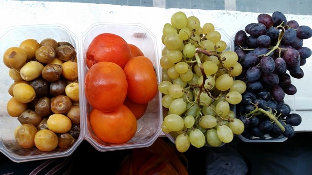 dattes fraîches, kakis mûrs et raisin