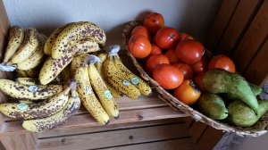 bananes mûres tachetées, kakis et poires