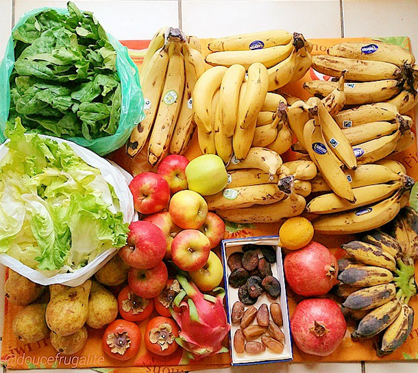 bananes, pommes, dattes, abricots secs, grenades, mini-bananes, poires, salade, épinards, citron, fruits en abondance
